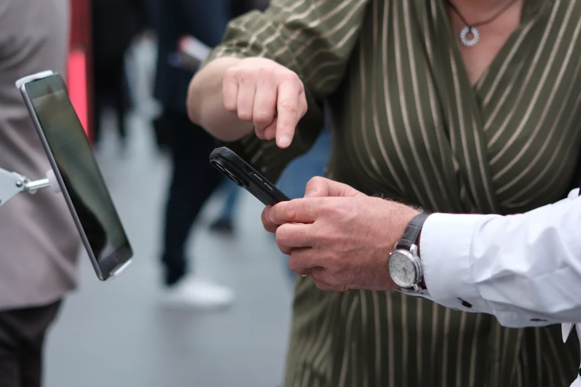 Gast beim Download eines KI-Kunstwerks per QR-Code